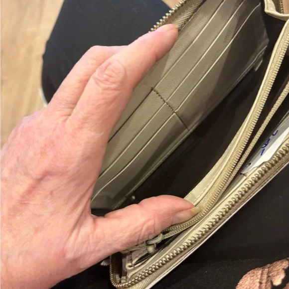 Gucci Tan and Green Signature Wallet - Picture 11 of 15